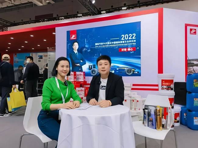 广东好顺欧迪斯科技股份有限公司品牌销售部经理 王琨(右)