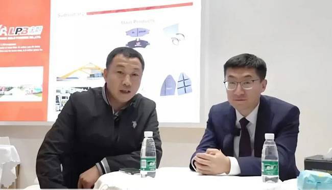 山东金麒麟股份有限公司国内市场部部长 刘辉(右)