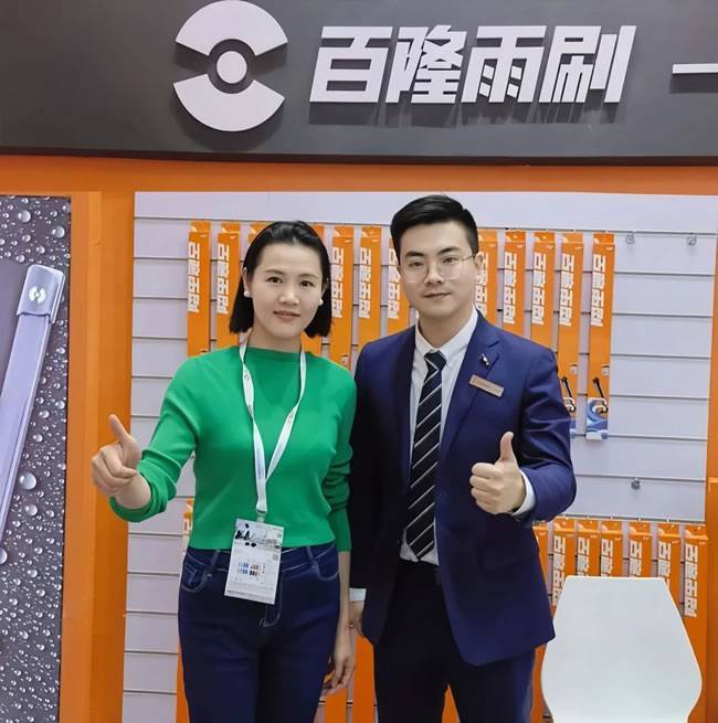 杭州盈岭智能科技有限公司联合创始人 葛骏(右)