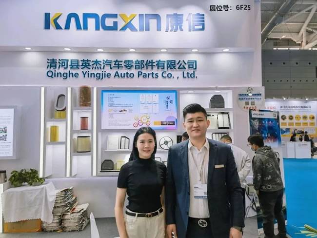 清河县英杰汽车零部件有限公司总经理 康伟杰(右)