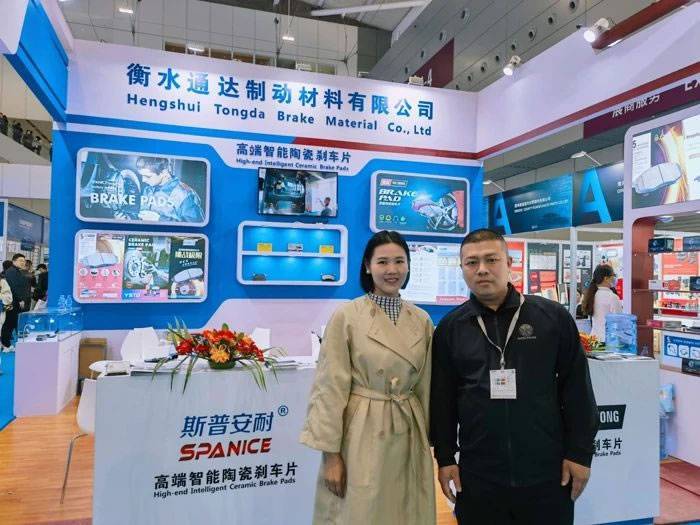 衡水通达制动材料有限公司总经理 于文虎(右)