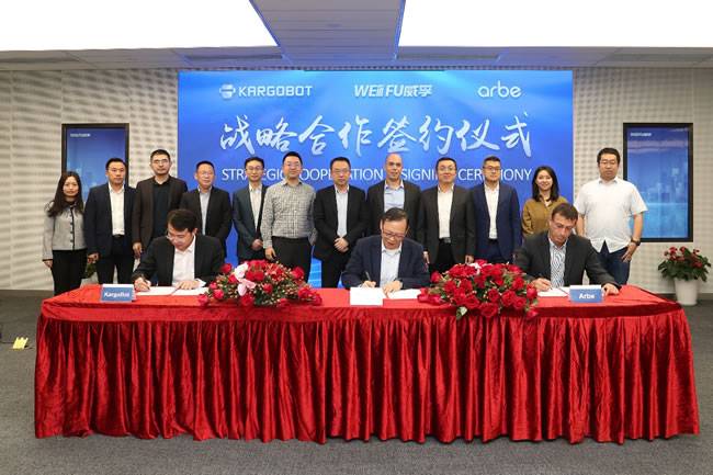 KargoBot负责人韦峻青、威孚集团总经理徐云峰、Arbe CEO Kobi Marenko签署战略合作框架协议 KargoBot负责人韦峻青、威孚集团总经理徐云峰、Arbe CEO Kobi Marenko签署战略合作框架协议