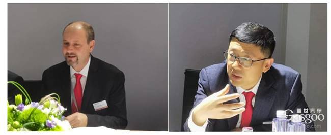 图左：耐世特汽车系统总裁、首席技术官、首席战略官兼执行董事 Robin Milavec  图右：耐世特汽车系统亚太区工程执行总监 侯峰亮