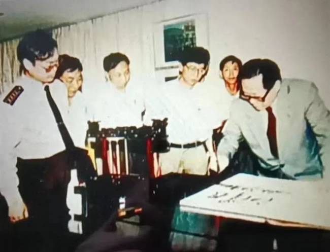 ▲江泽民同志为三星公司题词 ▲江泽民同志为三星公司题词