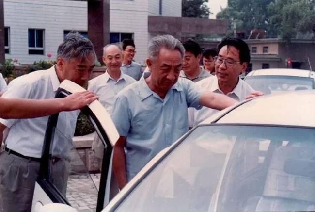 ▲邹家华参观汽车 ▲邹家华参观汽车