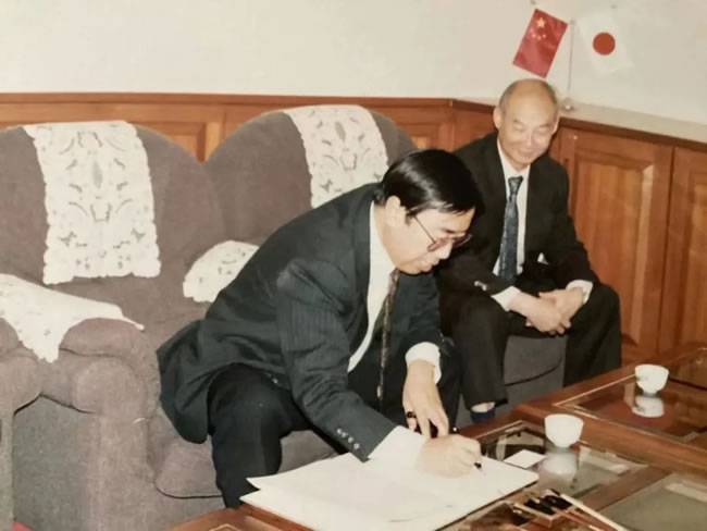 ▲吕福源(左)与陈光祖(右)在日本谈判MPV项目 ▲吕福源(左)与陈光祖(右)在日本谈判MPV项目