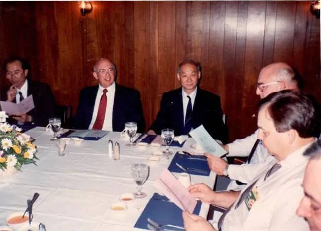 ▲与奔驰专家交流MPV项目 ▲与奔驰专家交流MPV项目