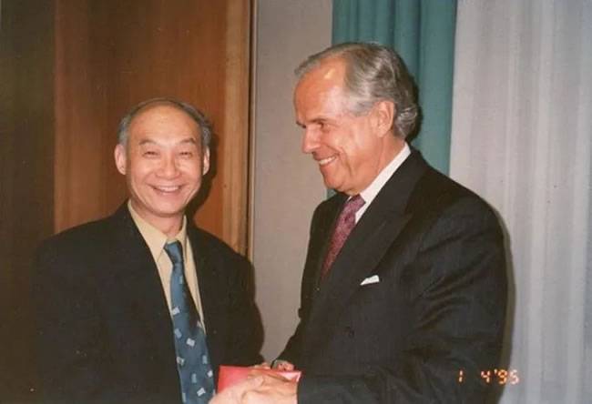 ▲与奔驰公司董事长海尔默会面 ▲与奔驰公司董事长海尔默会面