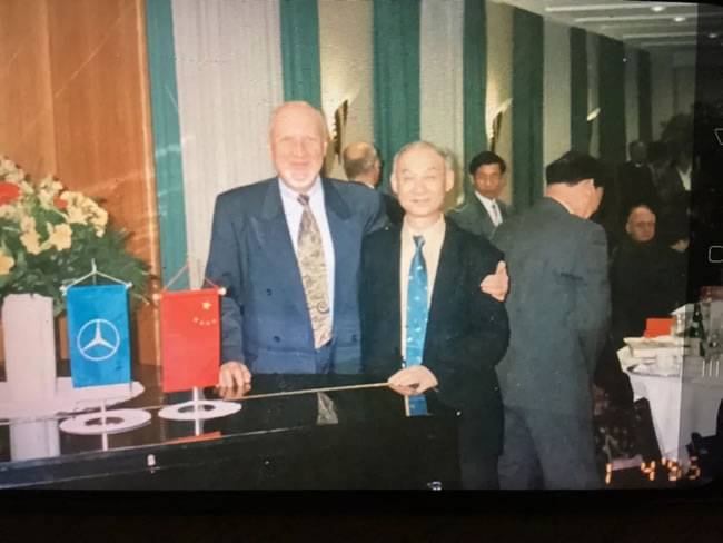 ▲与奔驰MPV项目负责人毛尔合影 ▲与奔驰MPV项目负责人毛尔合影