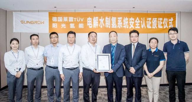 阳光电源副总裁阳光氢能董事长彭超才、营销总经理方伟、研发总经理孙龙林,TÜV莱茵大中华区工业服务与信息安全事业群副总裁、高级工程师陈伟康博士、资产完整性管理副总经理孟昭瑞等出席了颁证仪式。 阳光电源副总裁阳光氢能董事长彭超才、营销总经理方伟、研发总经理孙龙林,TÜV莱茵大中华区工业服务与信息安全事业群副总裁、高级工程师陈伟康博士、资产完整性管理副总经理孟昭瑞等出席了颁证仪式。