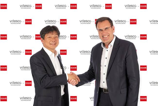Vitesco CEO Andreas Wolf (右) ROHM Co., Ltd. 董事 常务执行官 CFO 伊野和英 (左) Vitesco CEO Andreas Wolf (右) ROHM Co., Ltd. 董事 常务执行官 CFO 伊野和英 (左)