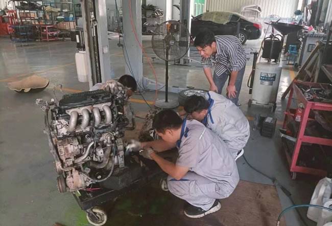 蒋文与维修师傅沟通中