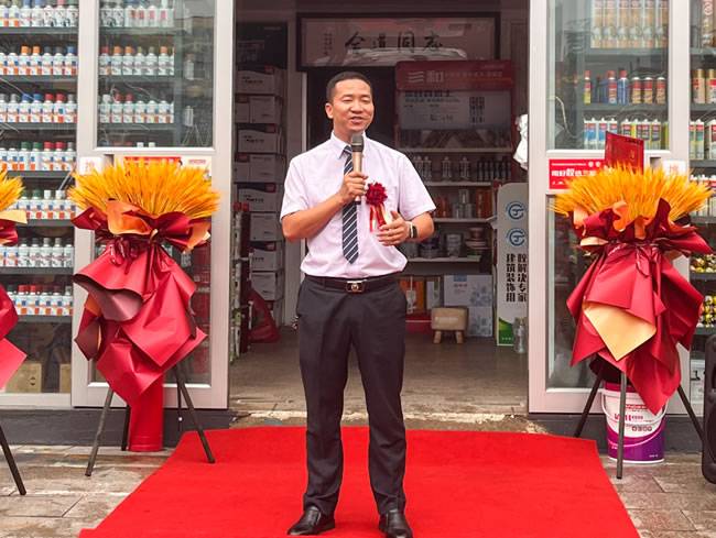 ▲三和精化建材销售部廖总助致辞 ▲三和精化建材销售部廖总助致辞