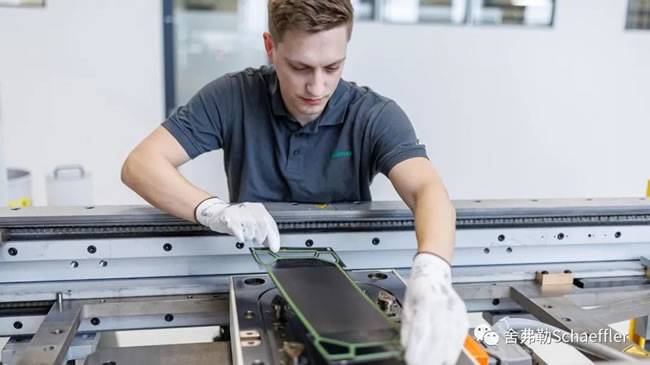 舍弗勒已经开始在位于德国赫尔佐根奥拉赫的试制工厂生产新一代双极板,用于整车客户样车和小批量车型应用 舍弗勒已经开始在位于德国赫尔佐根奥拉赫的试制工厂生产新一代双极板,用于整车客户样车和小批量车型应用