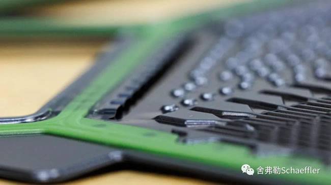 舍弗勒通过设计上的创新,实现了板材表面的最佳利用,双极板上的结构越精细、越精确,系统效率就越高 舍弗勒通过设计上的创新,实现了板材表面的最佳利用,双极板上的结构越精细、越精确,系统效率就越高