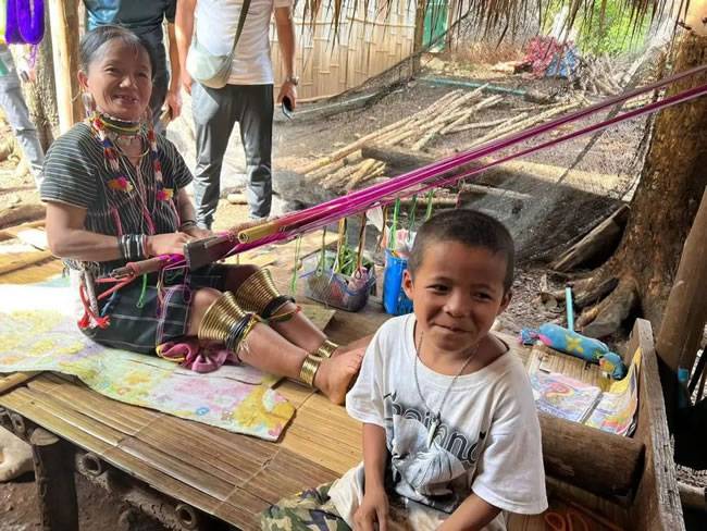 长颈族村 ▲ 长颈族村 ▲