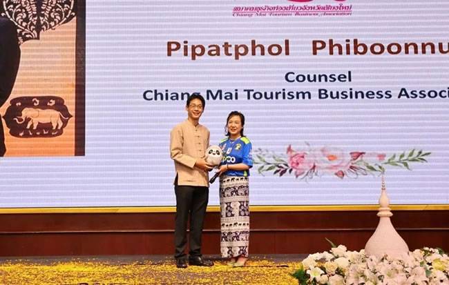 突破(TOP1)向泰国清迈旅游协会会长赠送冰墩墩 ▲ 突破(TOP1)向泰国清迈旅游协会会长赠送冰墩墩 ▲