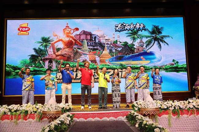 突破(TOP1)管理团队举杯敬酒 ▲ 突破(TOP1)管理团队举杯敬酒 ▲