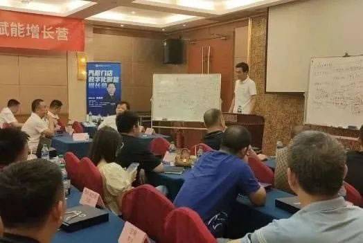 △集群车宝赋能店南昌第一店及负责人 谭总 △集群车宝赋能店南昌第一店及负责人 谭总