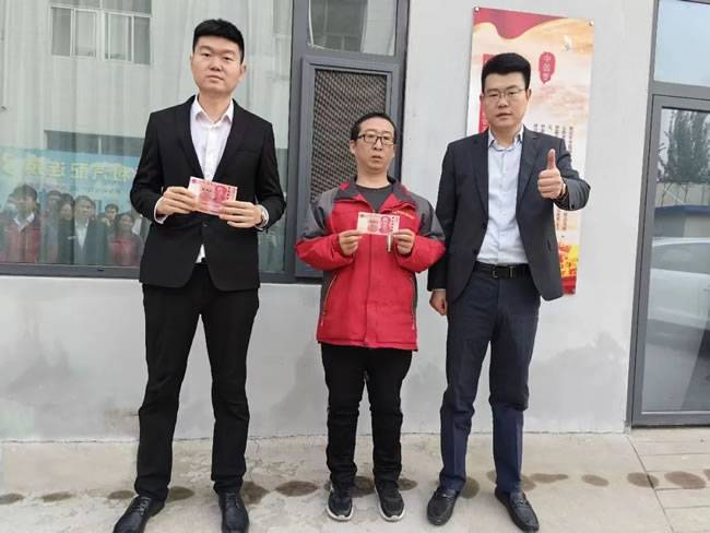 孙耀玮总经理给获奖代表颁奖