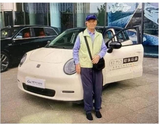 在新型“甲壳虫”型汽车边上
