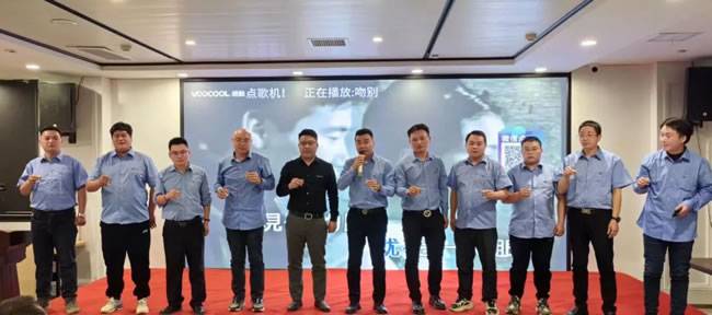 ▲理士国际河南销售公司全体人员上台敬酒 ▲理士国际河南销售公司全体人员上台敬酒