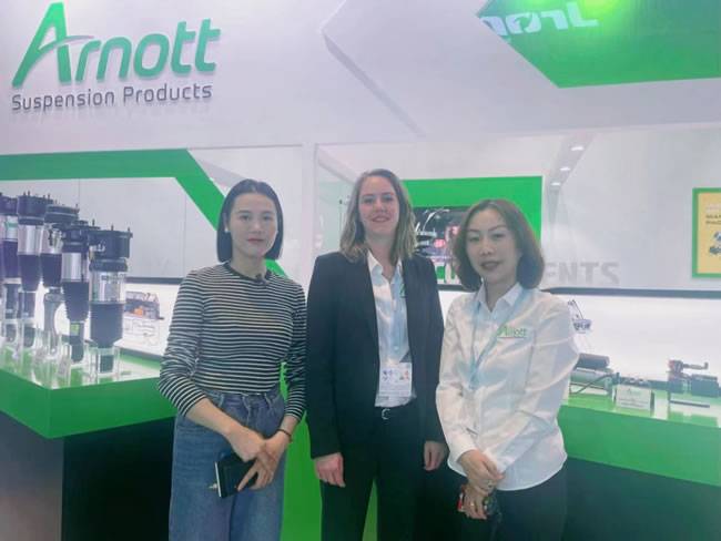 人物：欧洲市场部总监Yvette Koehorst(中)、Arnott亚太区域负责人果巍(右)、汽配圈记者虹月