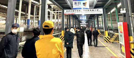 ▲参观工厂生产线