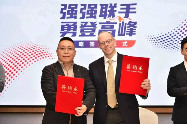 快准车服联合创始人兼总裁张文波(左)  柯锐世中国区总经理Iain McDaniels(右)