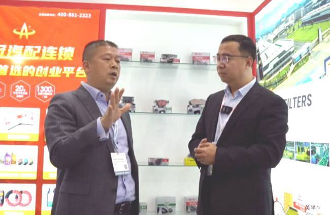 ▎箭冠汽配连锁董事长 张国京(左)与汽配圈&链配网创始人 李雪松(右) ▎箭冠汽配连锁董事长 张国京(左)与汽配圈&链配网创始人 李雪松(右)