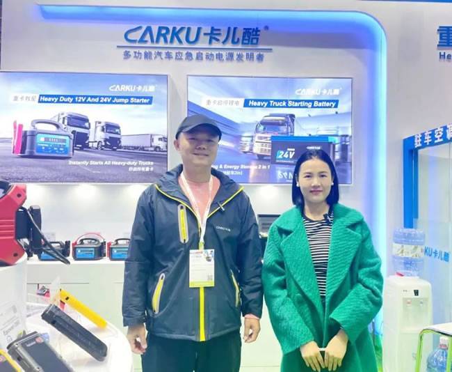 ▎卡儿酷董事长 雷云(左)