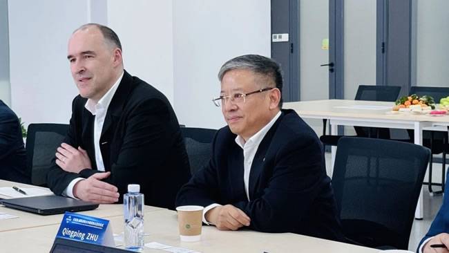 右起:福斯中国首席执行官朱庆平 福斯中国首席技术官Kris Van Gasse 右起:福斯中国首席执行官朱庆平 福斯中国首席技术官Kris Van Gasse