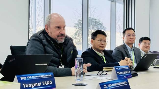 左起:法雷奥热系统中国区副总裁Thierry Berger 热系统中国区研发总监杨乾洪 热系统中国区TPT总经理王晶 热系统中国区平台经理&BTM专家孙键淇 左起:法雷奥热系统中国区副总裁Thierry Berger 热系统中国区研发总监杨乾洪 热系统中国区TPT总经理王晶 热系统中国区平台经理&BTM专家孙键淇