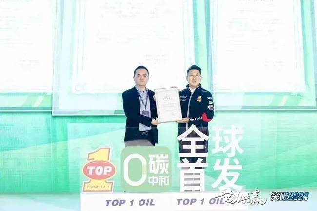 天津排放权交易所交易业务部总监 刘诚(左)