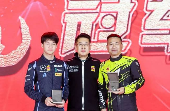 梅赛德斯奔驰-AMG-F1青训项目车手 崔原溥(左)  突破(TOP1)润滑油大中华区执行总经理 李春卿(中)  越野拉力赛冠军车手 韩魏(右)